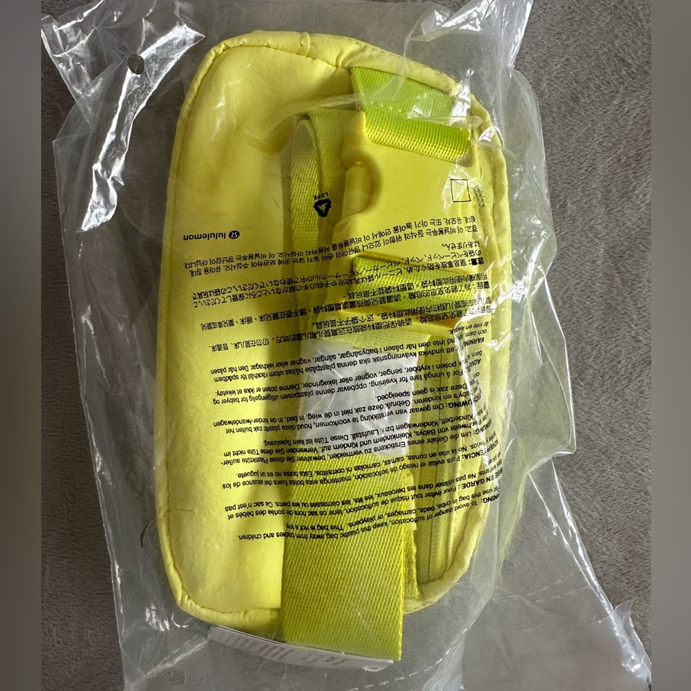lululemon athletica Everywhere Belt Bag in Electric Lemon 🍋 - Picture 3 of 4
